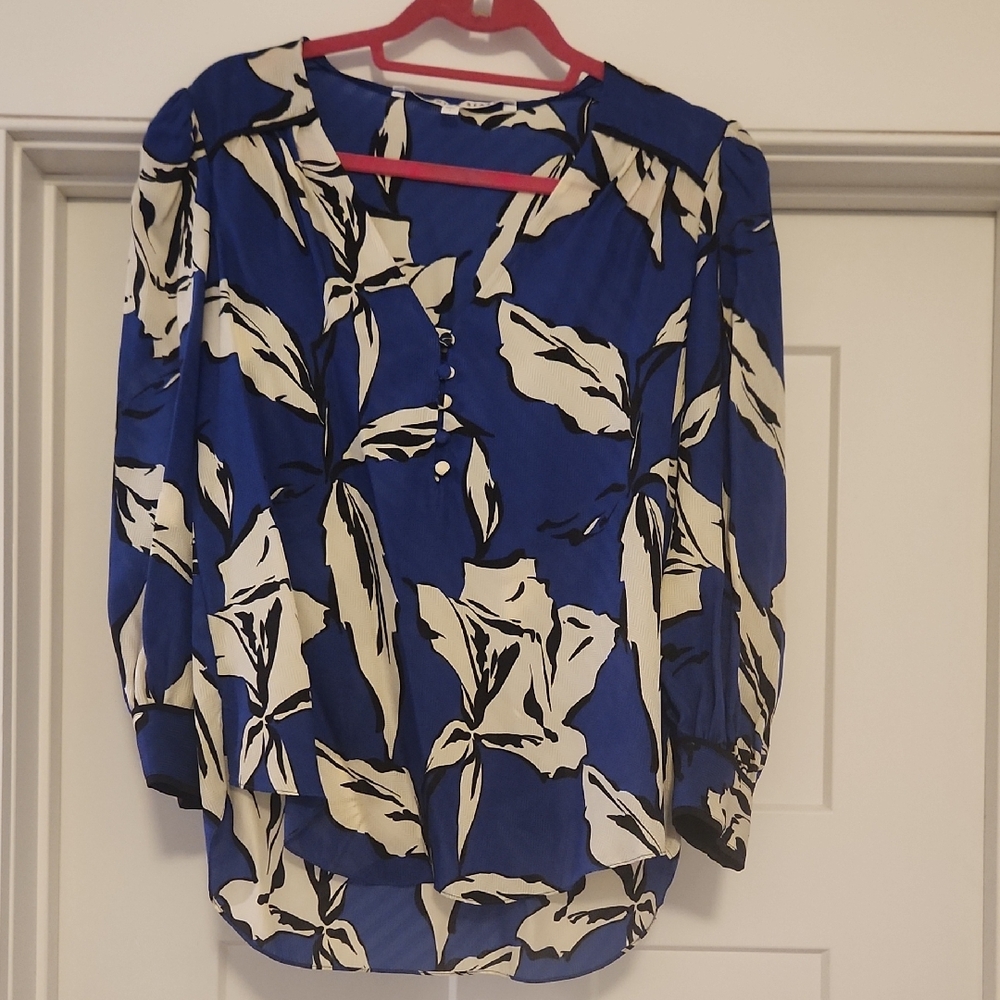 Veronica Beard Blue and Cream Floral 3/4 Sleeve Blouse. Size 4